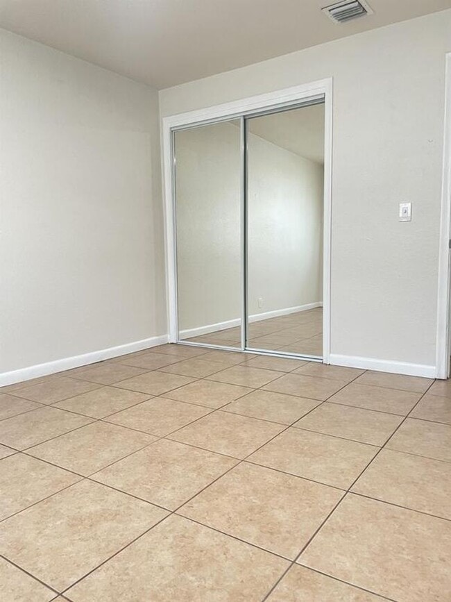 1520 W Blue Heron Blvd in Riviera Beach, FL - Building Photo - Building Photo