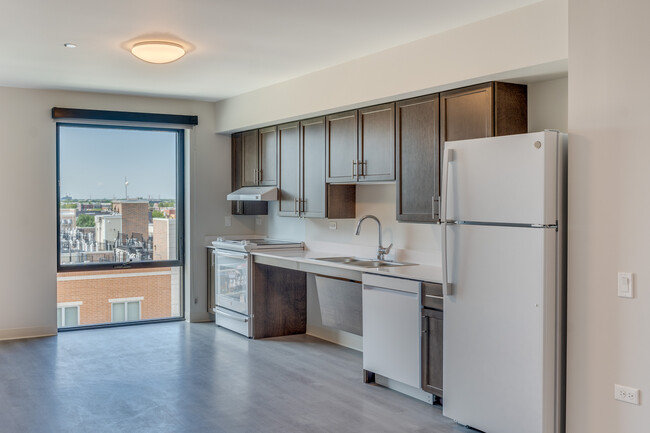 Warren Apartments in Chicago, IL - Building Photo - Interior Photo