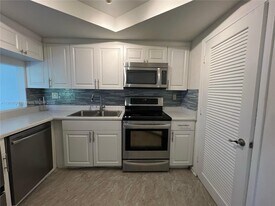 721 SE 1st Way in Deerfield Beach, FL - Building Photo