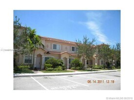 8352 SW 27th St in Miramar, FL - Building Photo