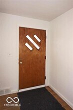 210 W Sycamore St in Zionsville, IN - Building Photo - Building Photo