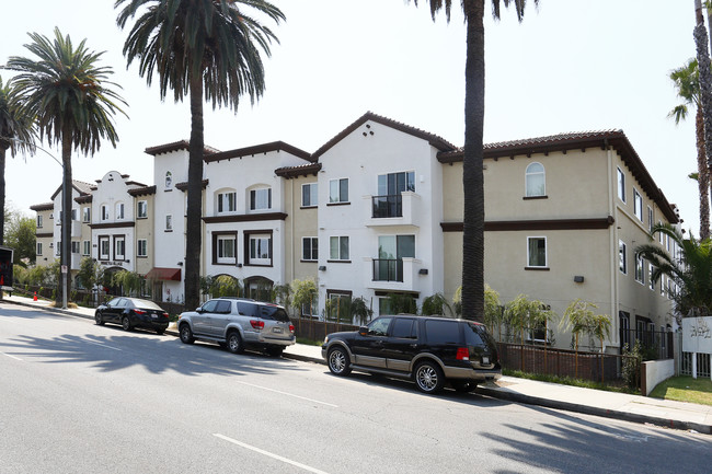 Winnetka Senior Apartments in Canoga Park, CA - Foto de edificio - Building Photo