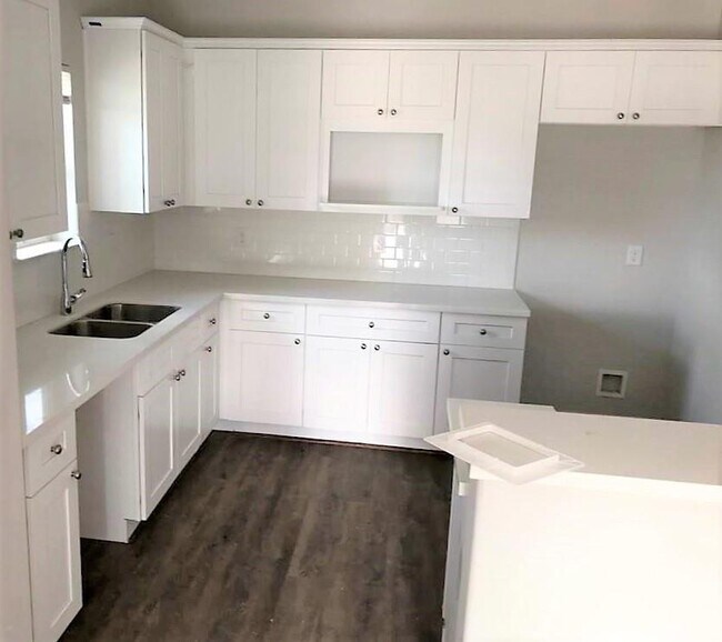 430 Schmidt Rd-Unit -B-2 in Sealy, TX - Building Photo - Building Photo