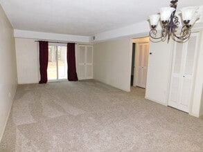 608 Twin Circle Dr in South Windsor, CT - Building Photo - Building Photo