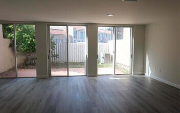 5240 NW 102nd Ct in Doral, FL - Foto de edificio - Building Photo