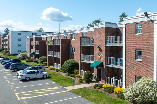 Greentree Condominium Association in South Weymouth, MA - Foto de edificio - Building Photo