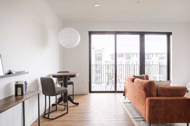 1237 N Van Buren St in Milwaukee, WI - Foto de edificio - Building Photo