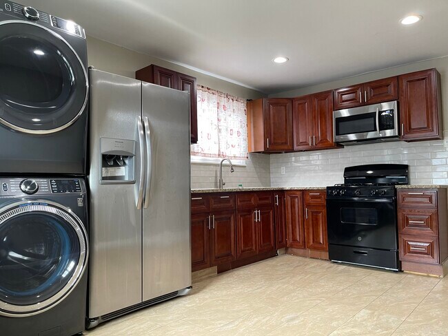 450 Fern Ave, Unit 2 in Lyndhurst, NJ - Building Photo - Building Photo