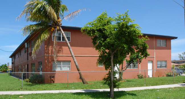 521 NW 35th Ct in Pompano Beach, FL - Foto de edificio - Building Photo