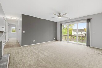 104 Burr Oak Ln in Schaumburg, IL - Building Photo - Building Photo