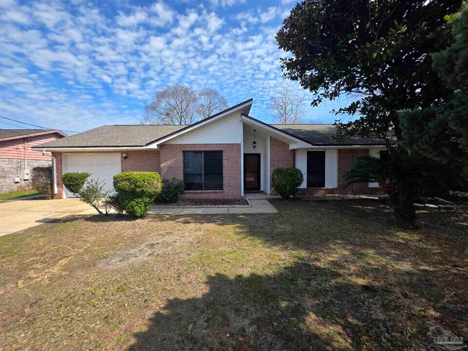 824 Lavon Dr in Pensacola, FL - Building Photo