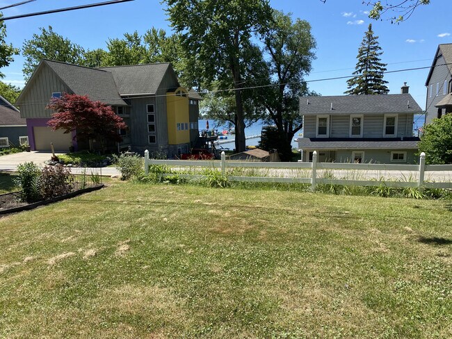 11317 E Shore Dr in Whitmore Lake, MI - Building Photo - Building Photo