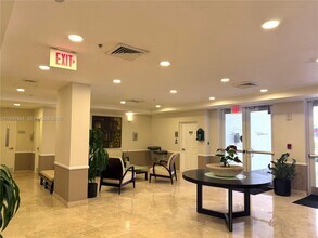 900 SW 8th St in Miami, FL - Foto de edificio - Building Photo