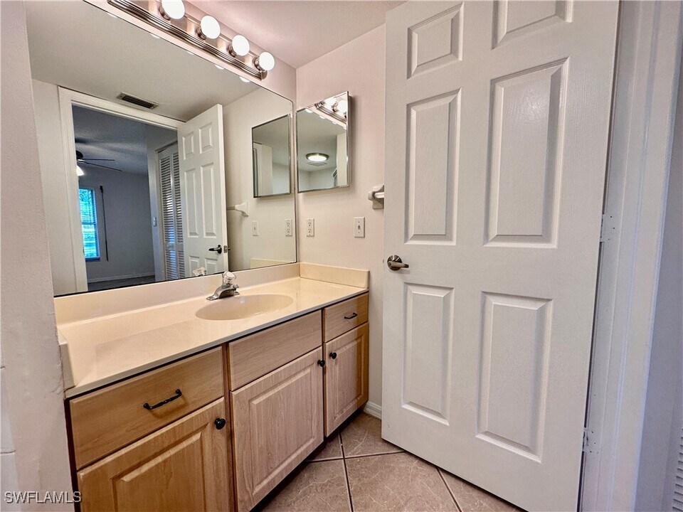 738 Landover Cir in Naples, FL - Foto de edificio