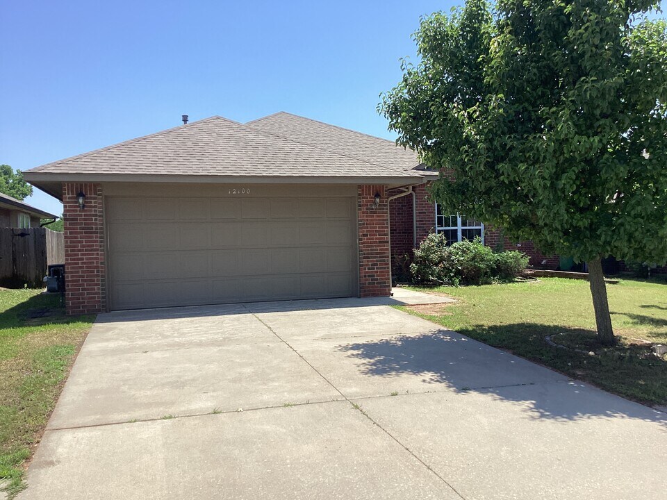 12100 SW 10th St in Yukon, OK - Building Photo