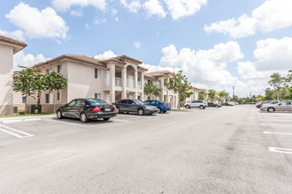 Palm West Apartments in Hialeah, FL - Foto de edificio - Building Photo