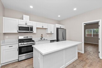 5016 Chaparral Way in San Diego, CA - Building Photo - Building Photo