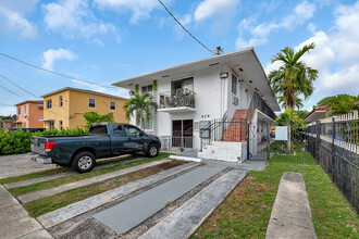 979 SW 10th St in Miami, FL - Building Photo - Primary Photo