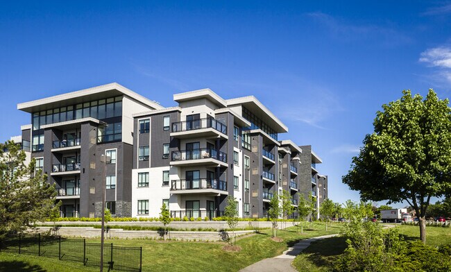 3170-3170 Erin Mills Pkwy in Mississauga, ON - Building Photo - Building Photo