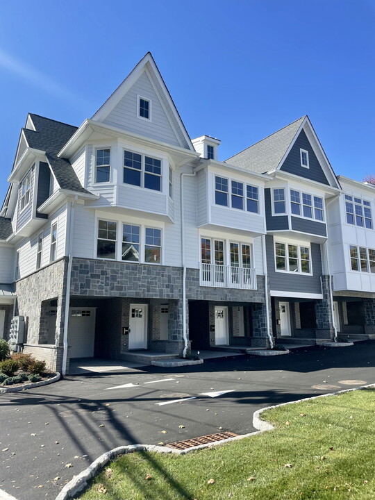 100 Schraalenburgh Rd in Harrington Park, NJ - Building Photo