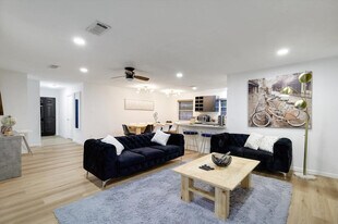 8005 Woodhue Rd in Dallas, TX - Building Photo