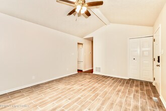 10302 Bayport Rd in Jeffersontown, KY - Foto de edificio - Building Photo