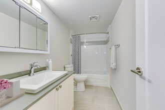 Surrey Lane Apartments in Burlington, ON - Building Photo - Building Photo