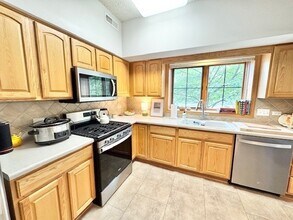 104 Central Rd, Unit 104 in Mount Prospect, IL - Building Photo - Building Photo