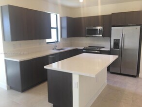 8111 NW 104th Ct in Doral, FL - Building Photo - Building Photo