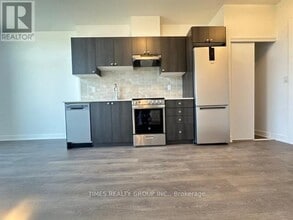 715 Davis Dr in Newmarket, ON - Building Photo - Building Photo