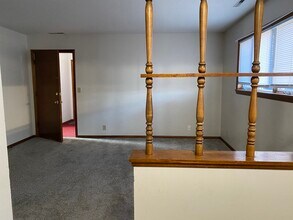 611 N Orchard St, Unit 4 in Prairie City, IA - Foto de edificio - Building Photo