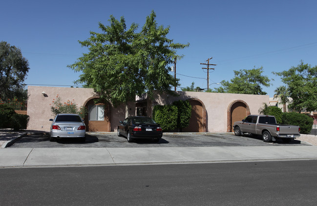 594 E Chuckwalla Rd in Palm Springs, CA - Foto de edificio - Building Photo