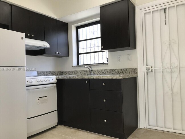 2362 NW 34th St in Miami, FL - Building Photo - Building Photo