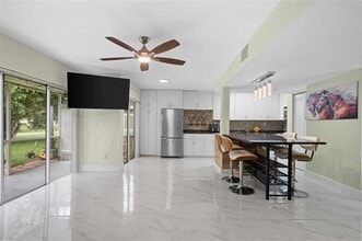 8137 Lagos De Campo Blvd in Tamarac, FL - Foto de edificio - Building Photo