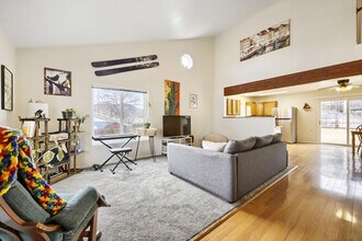 1547 Secrest Ct in Golden, CO - Foto de edificio - Building Photo