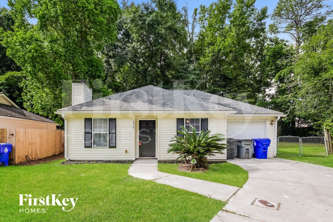 2561 Realm St in North Charleston, SC - Building Photo