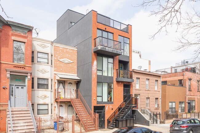 Quincy Manor in Brooklyn, NY - Foto de edificio - Building Photo