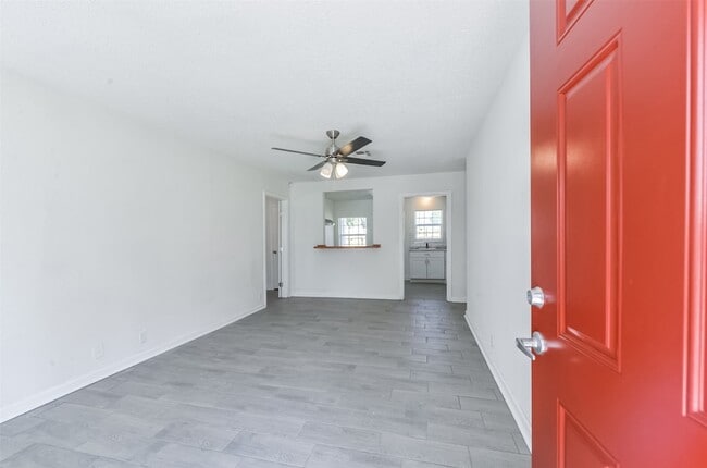 8229 Carolwood Dr in Houston, TX - Foto de edificio - Building Photo