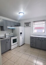 152 SW 9th St, Unit Apt 4 in Miami, FL - Foto de edificio - Building Photo