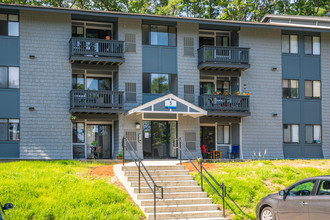 Hilltop by Princeton in Nashua, NH - Foto de edificio - Building Photo