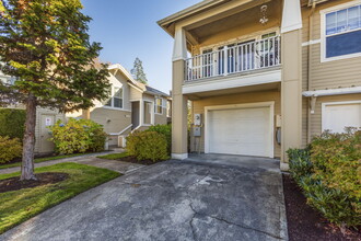 22663 NE Alder Crest Dr, Unit 102 in Redmond, WA - Foto de edificio - Building Photo