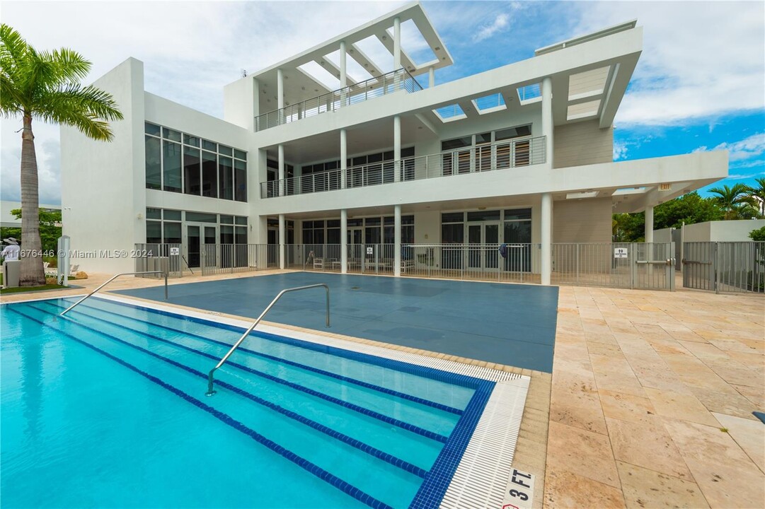 10540 NW 64th Terrace in Doral, FL - Foto de edificio