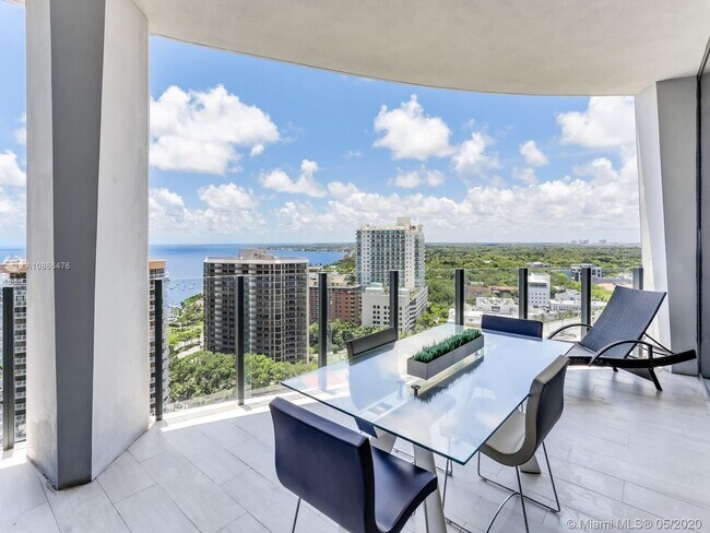2831 S Bayshore Dr, Unit 1603 in Miami, FL - Foto de edificio - Building Photo
