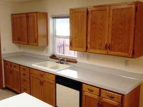 917 SE Marine Dr in College Place, WA - Building Photo - Building Photo