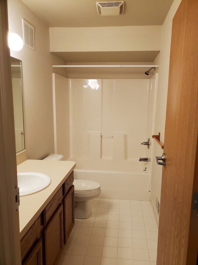 19180 Allen Rd, Unit 1 in Melvindale, MI - Building Photo - Building Photo
