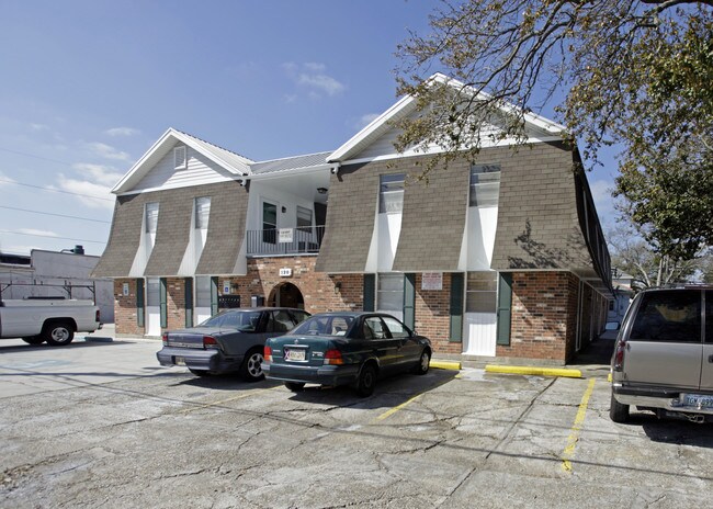 120 Houma Blvd in Metairie, LA - Foto de edificio - Building Photo