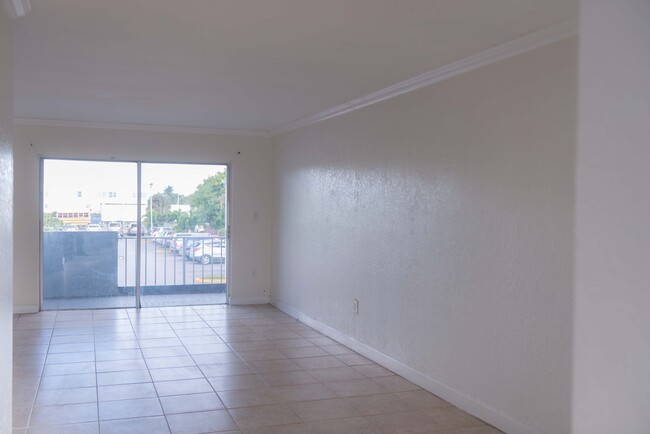 1755 W 60th St, Unit D in Hialeah, FL - Building Photo - Building Photo