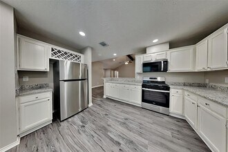 19011 Keyturn Ln in Humble, TX - Foto de edificio - Building Photo