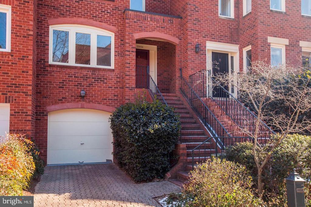 3956 Georgetown Ct NW in Washington, DC - Building Photo