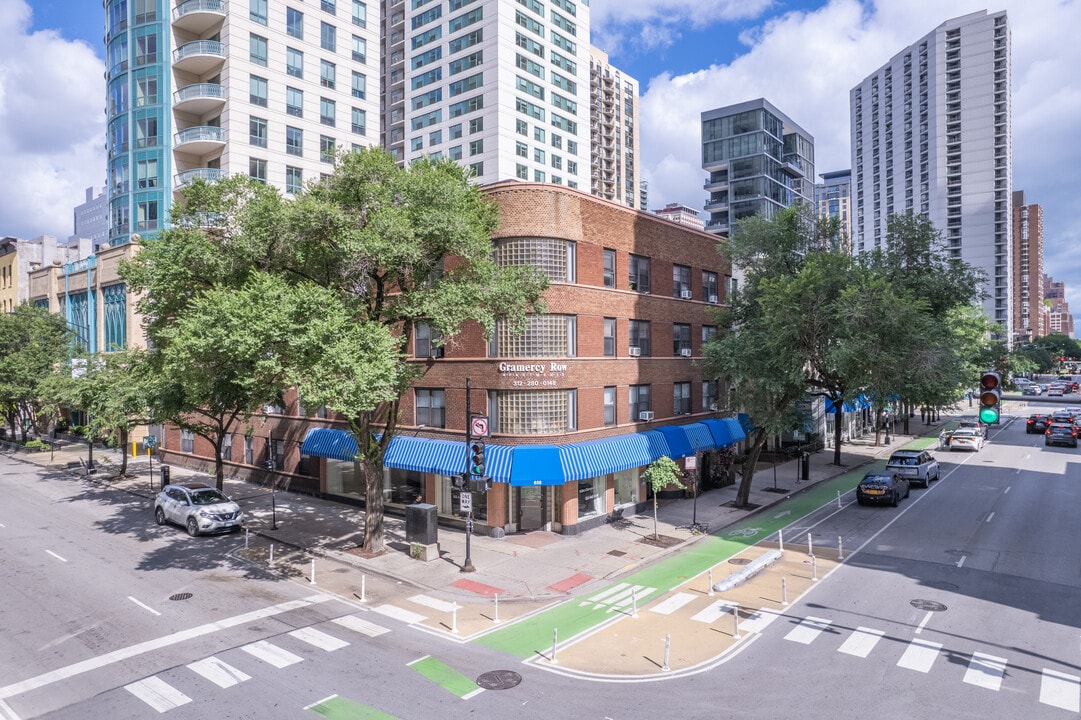 Gramercy Row Apartments in Chicago, IL - Building Photo